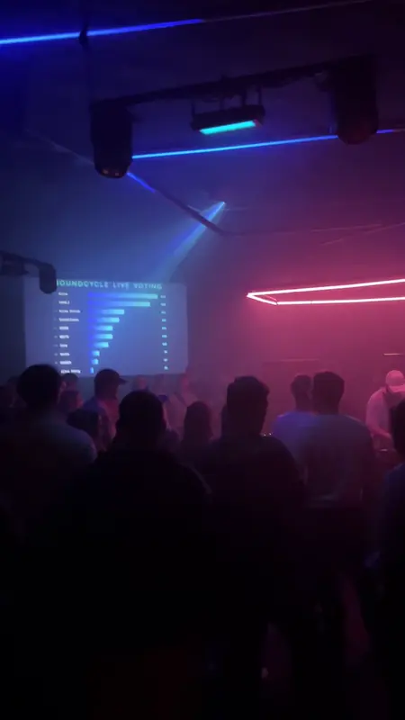 Gäste auf der Tanzfläche unter blauen und roten Lichtern, Standbild aus einem Eventvideo